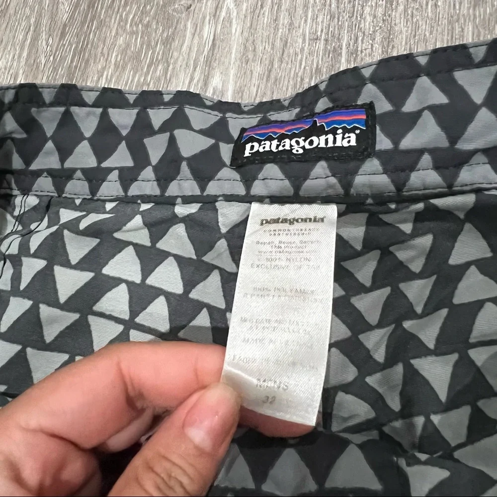 Patagonia Size 32 Swim Trunks geometric
